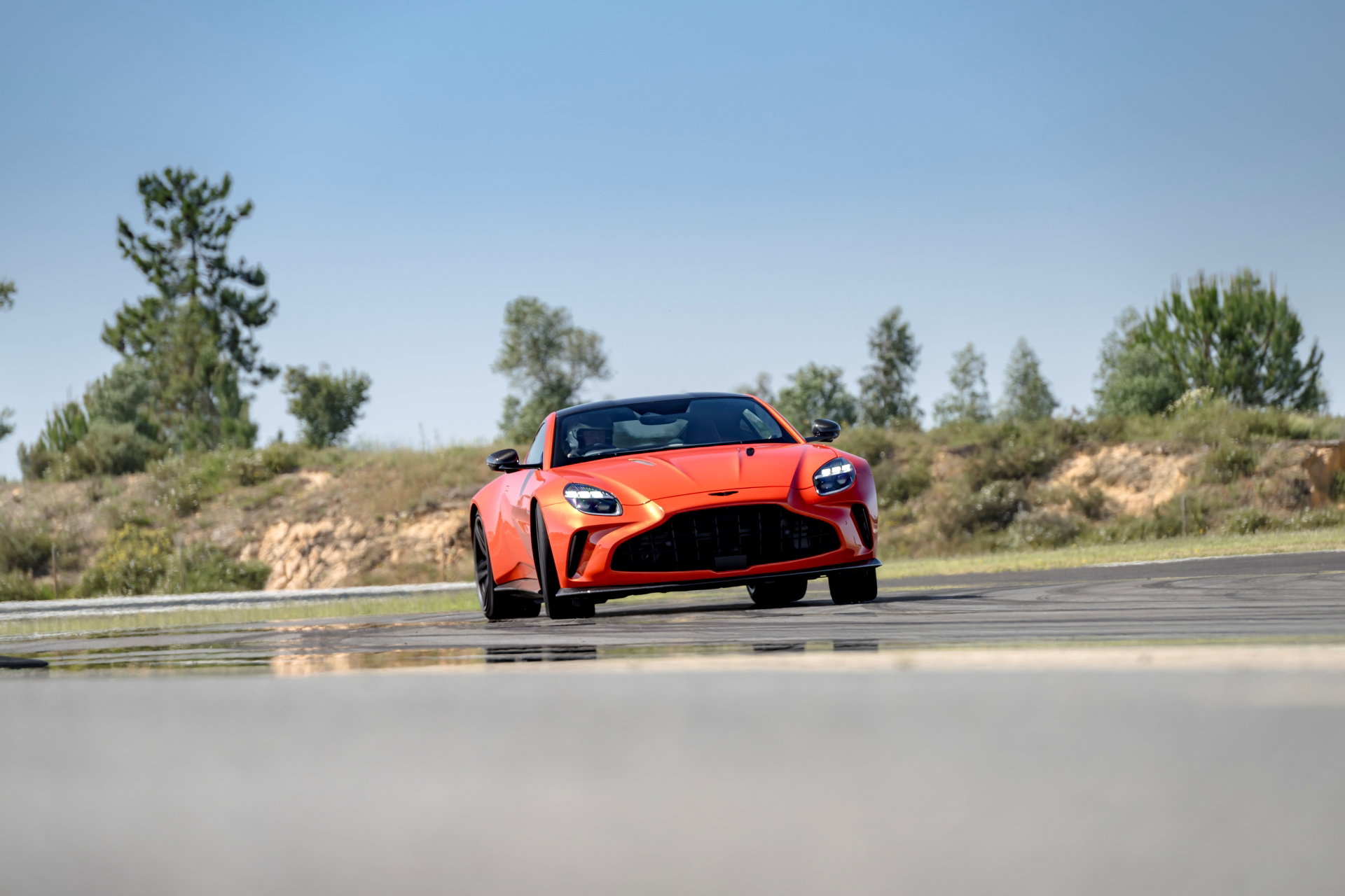 El Aston Martin Vantage 2024 luce un diseño audaz y deportivo.