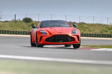 El Aston Martin Vantage 2024 muestra un frontal agresivo con gran presencia y deportividad.