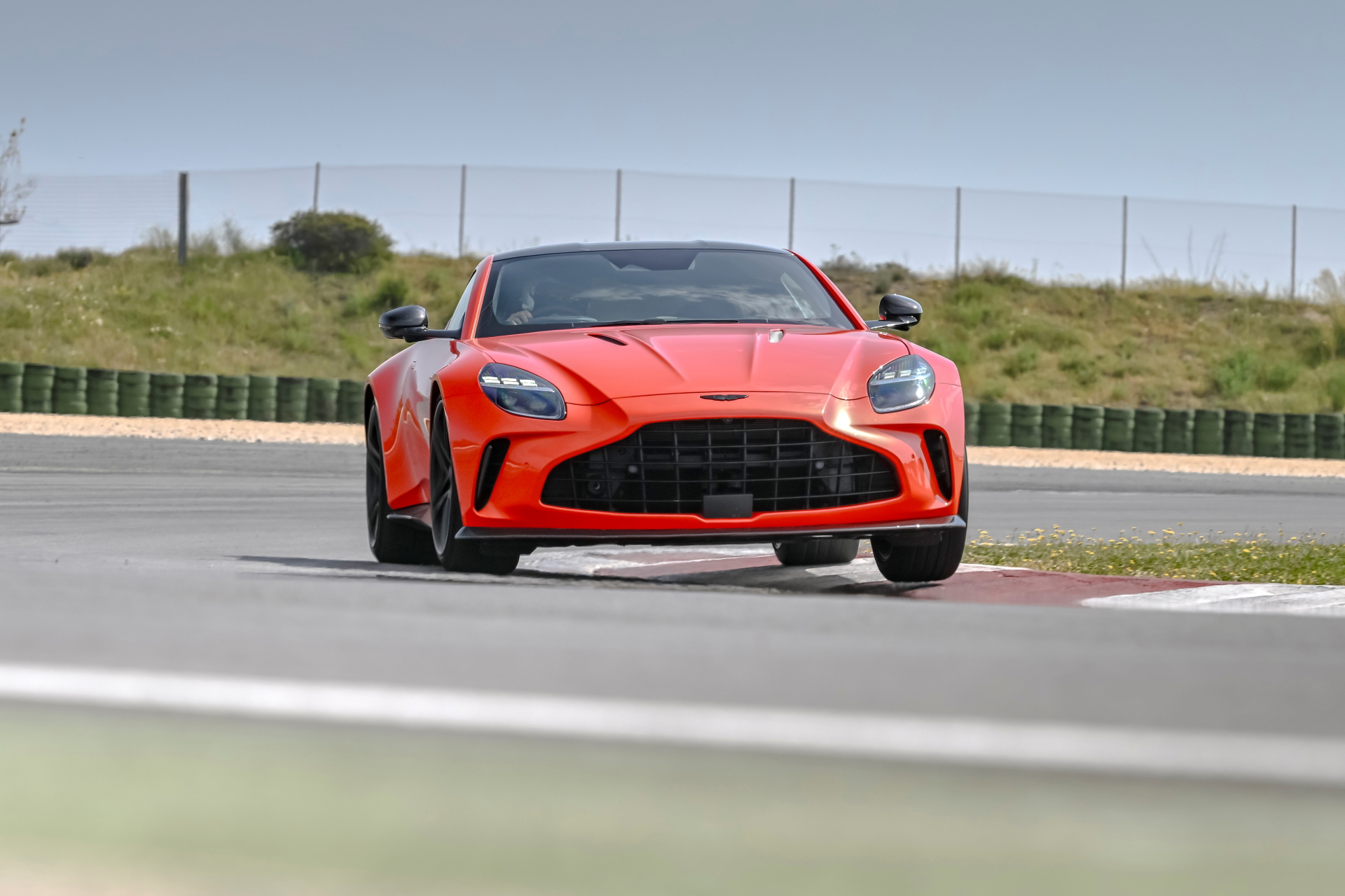 El Aston Martin Vantage 2024 muestra un frontal agresivo con gran presencia y deportividad.