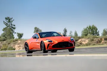 Vista dinámica del Aston Martin Vantage 2024 en acción, mostrando su línea agresiva.