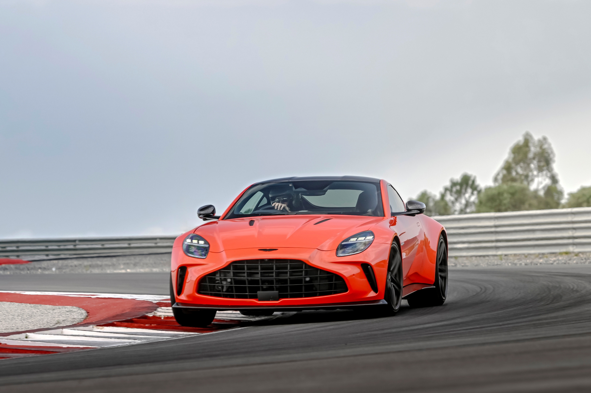 El Aston Martin Vantage 2024 muestra su estampa agresiva y deportiva en circuito.