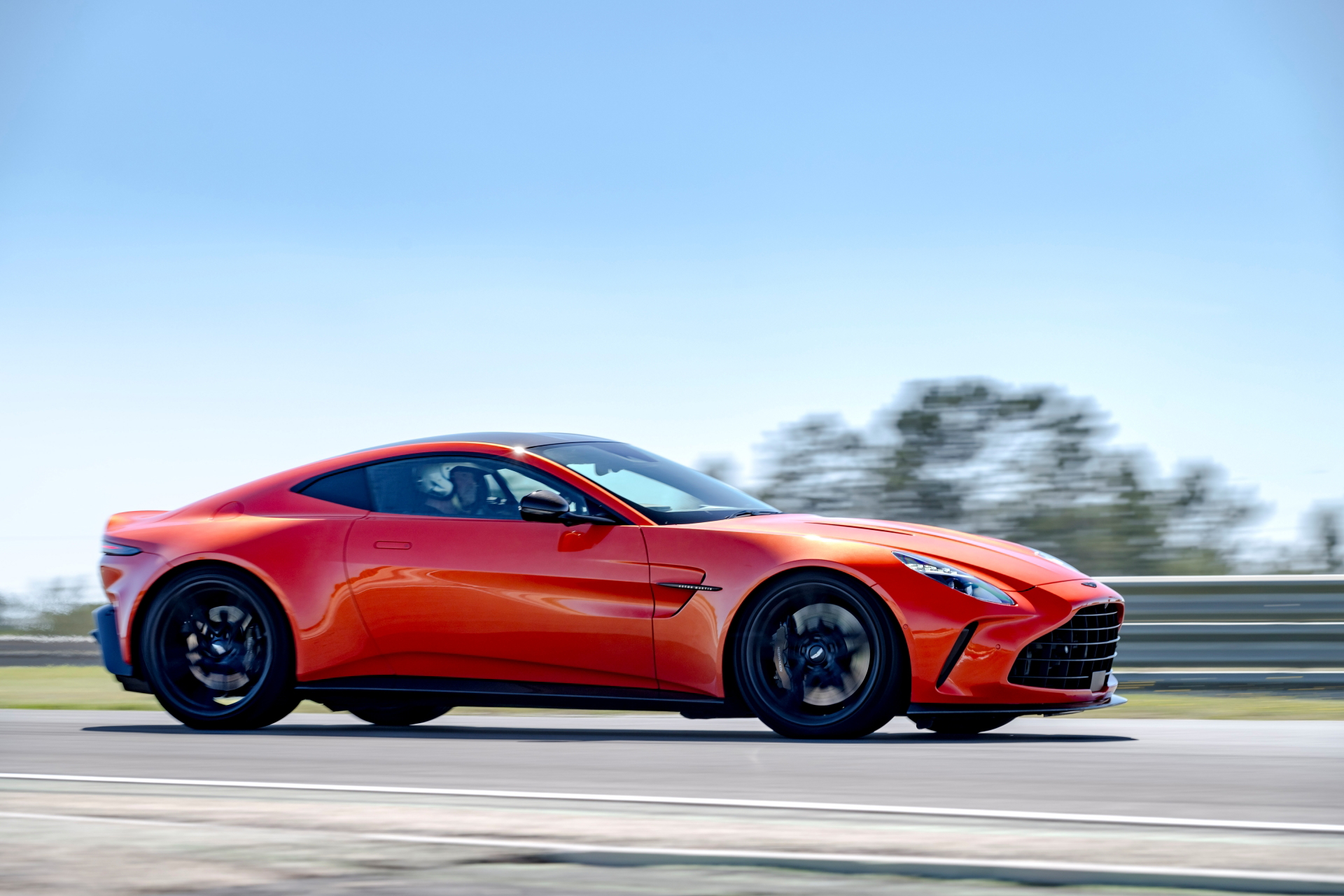 Perfil dinámico del Aston Martin Vantage 2024 en plena acción.