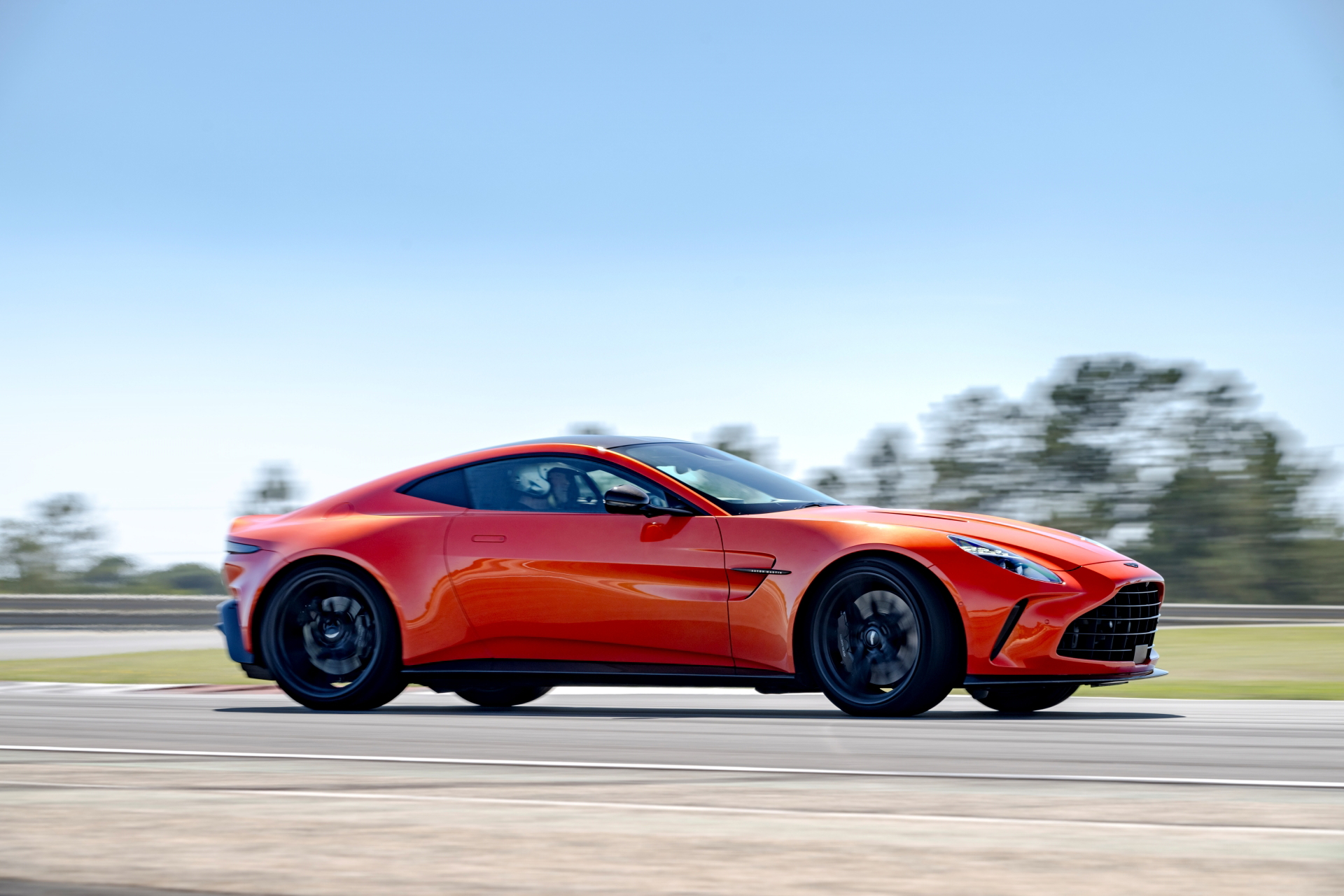 Imagen perfil Aston Martin Vantage 2024 en color rojo, potencia y estilo británico.