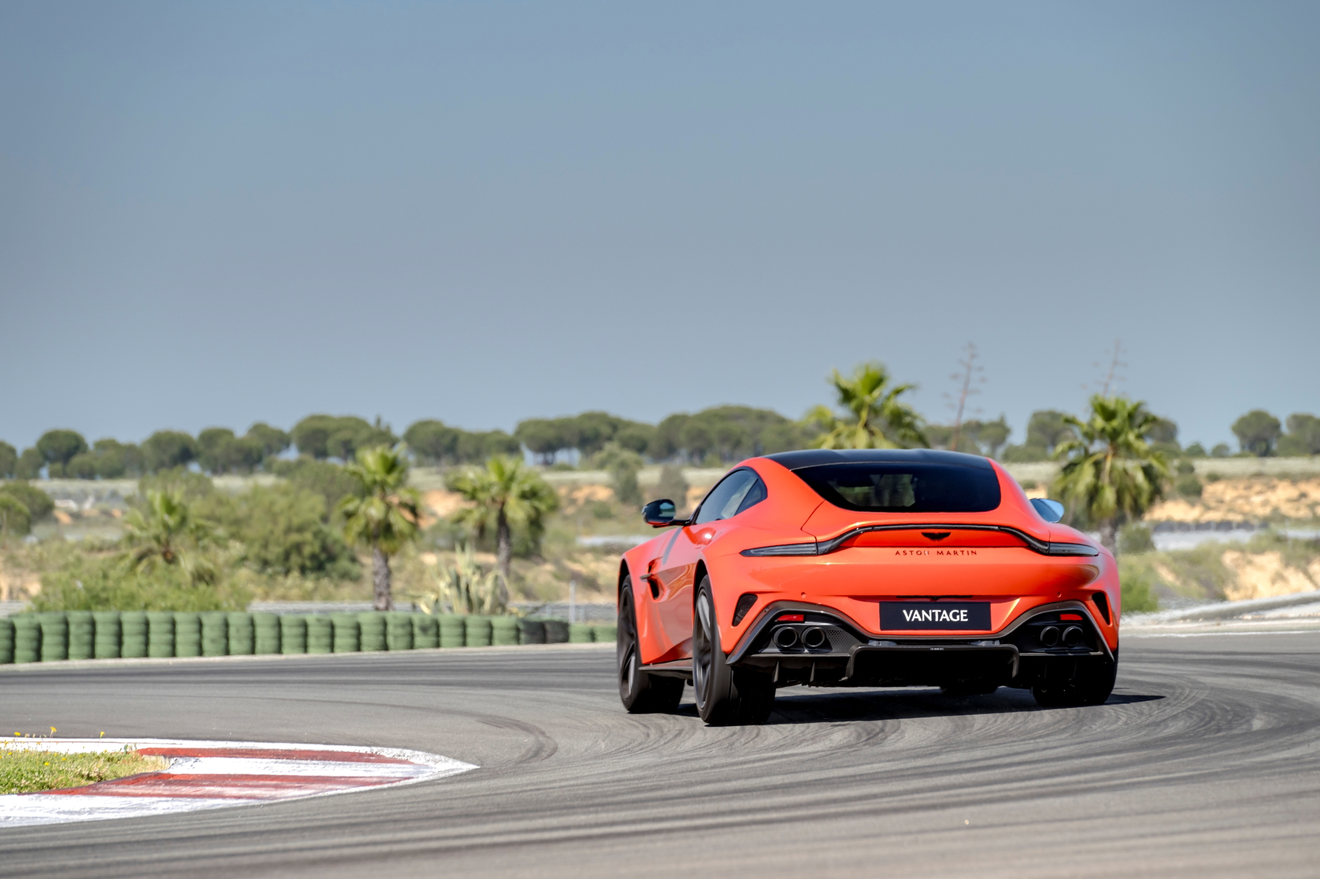 El Aston Martin Vantage 2024 deslumbra con su dinamismo en pista.