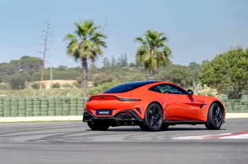 Perfil dinámico del Aston Martin Vantage 2024 en acción