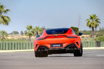 Vista trasera del Aston Martin Vantage 2024, diseño deportivo y elegancia británica.