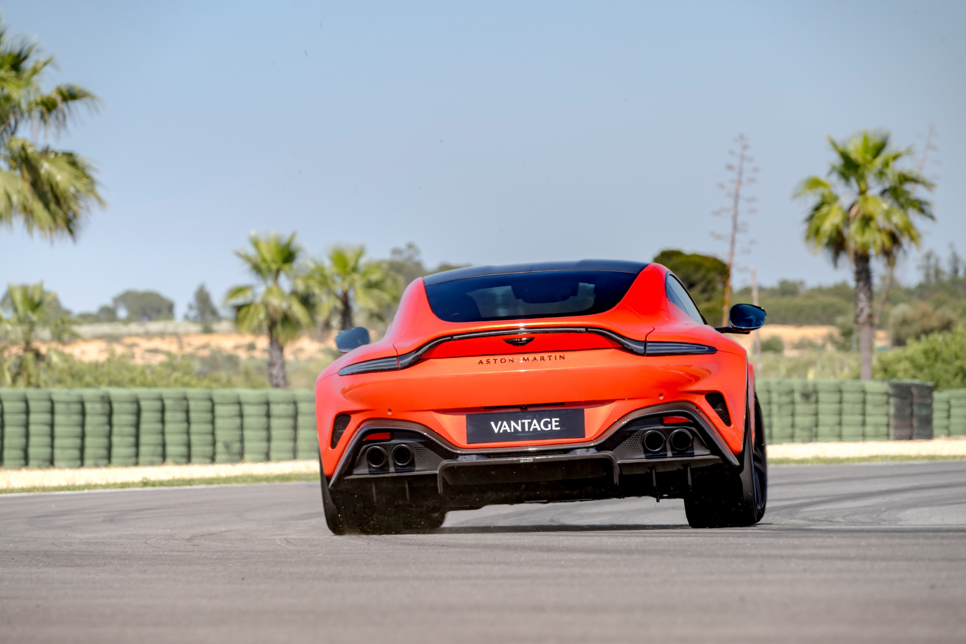 Vista trasera del Aston Martin Vantage 2024, diseño deportivo y elegancia británica.