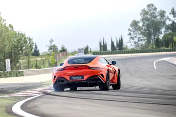 Vista dinámica del Aston Martin Vantage 2024 mostrando su agilidad en pista.