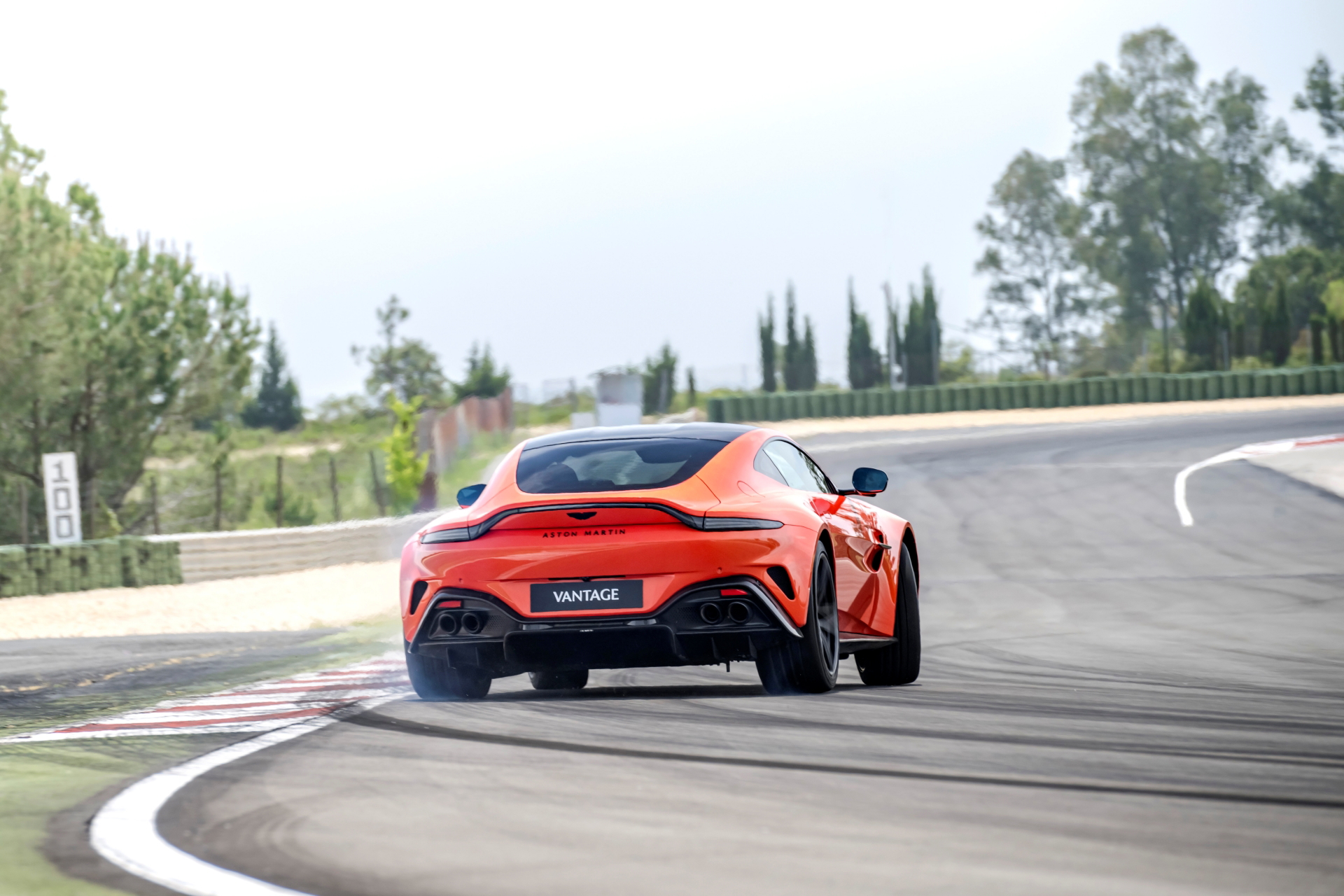 Vista dinámica del Aston Martin Vantage 2024 mostrando su agilidad en pista.
