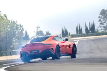 El Aston Martin Vantage 2024 en acción, mostrando su perfil elegante y deportivo.