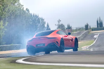 Aston Martin Vantage 2024 en dinámica, exponiendo su perfil lateral y performance.