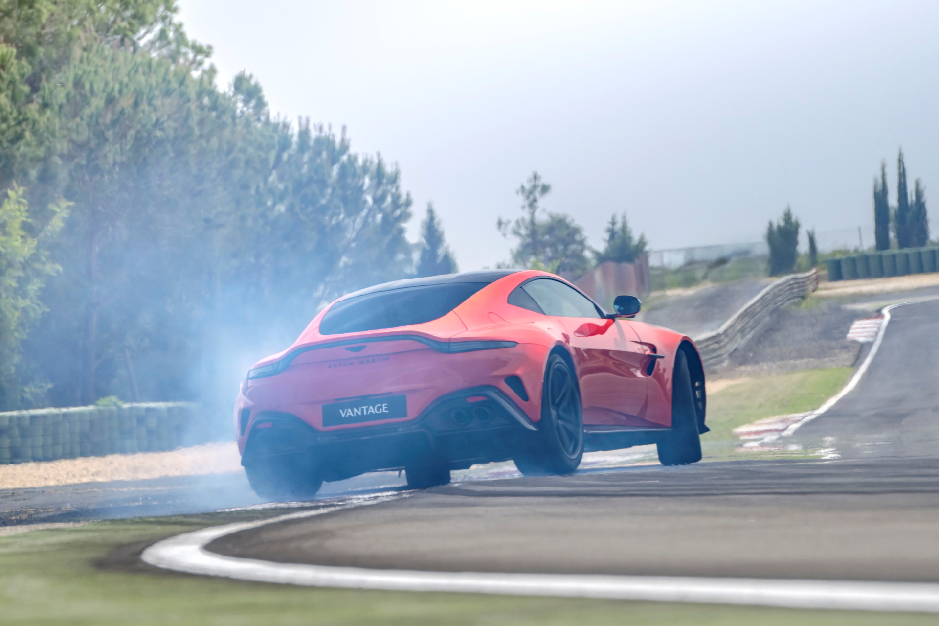 Aston Martin Vantage 2024 en dinámica, exponiendo su perfil lateral y performance.