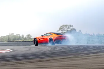 El Aston Martin Vantage 2024 deslizándose con maestría en circuito