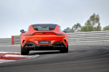 El Aston Martin Vantage 2024 muestra su estampa deportiva en circuito.