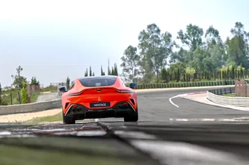 El Vantage 2024 muestra su dinámica posterior en circuito, promesa de emociones fuertes.