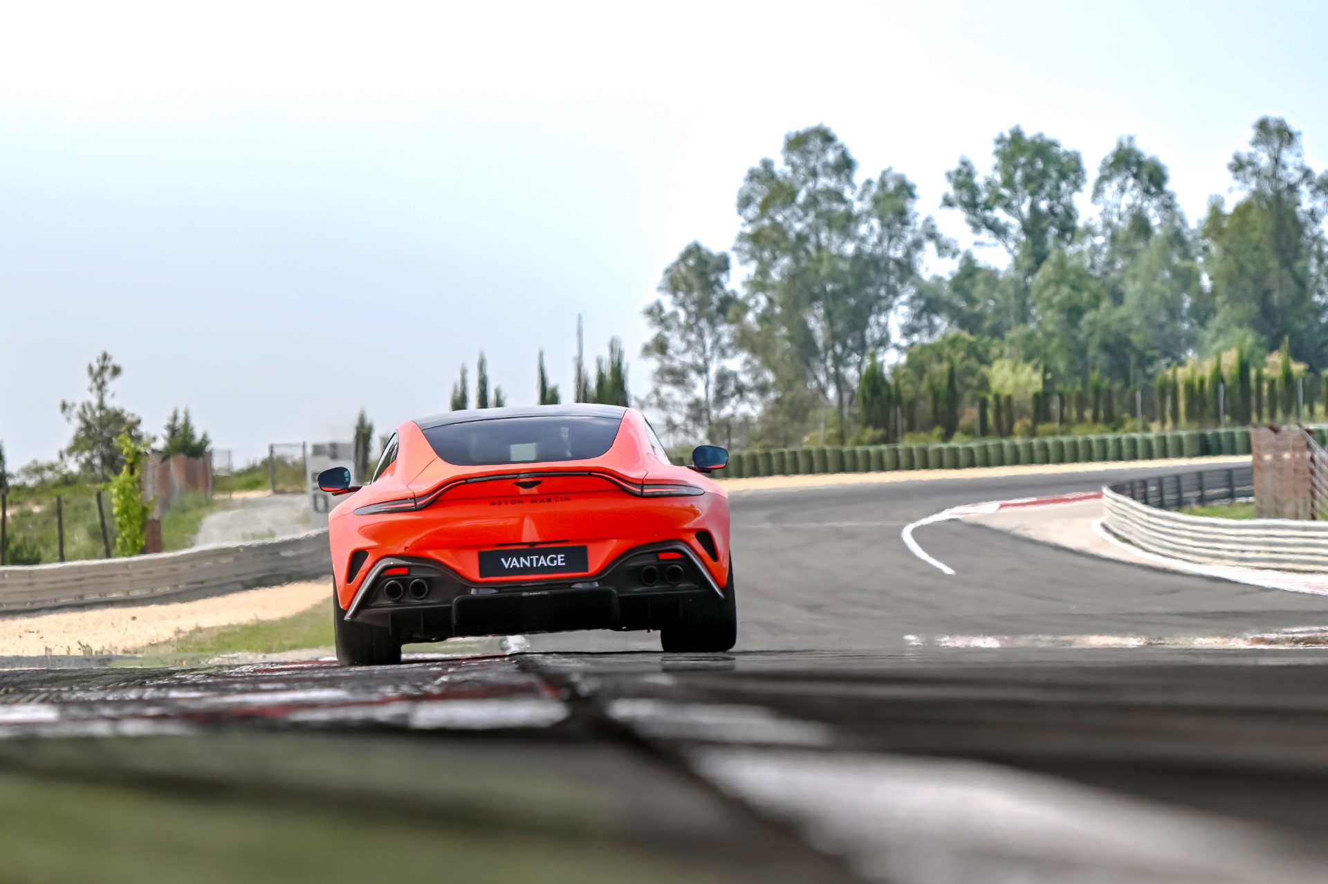 El Vantage 2024 muestra su dinámica posterior en circuito, promesa de emociones fuertes.