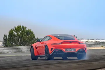 Vemos Aston Martin Vantage 2024 en acción, presumiendo su diseño trasero y línea lateral.