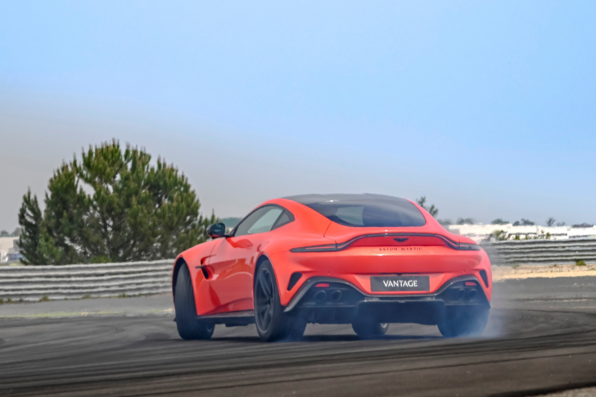 Vemos Aston Martin Vantage 2024 en acción, presumiendo su diseño trasero y línea lateral.
