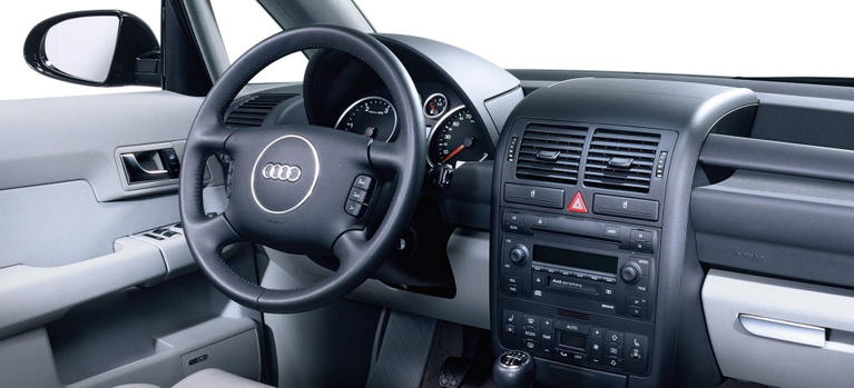 Vista lateral del interior del Audi A2, destacando su ergonomía y calidad de acabados. Vista lateral del interior del Audi A2, destacando su ergonomía y calidad de acabados.