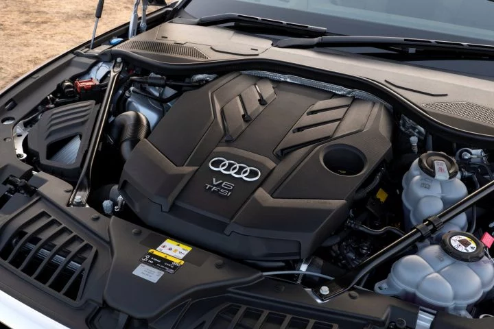 Vista del motor V6 TFSI del Audi A8 con etiquetas visibles y acabado pulido.