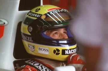 Primer plano de Ayrton Senna, leyenda de F1, con su icónico casco.