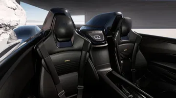 Vista de los asientos deportivos tipo baquet con detalles en negro