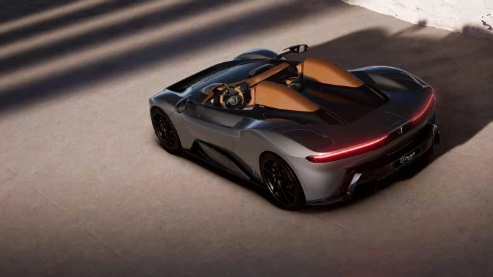 Vista trasera y lateral de un Corvette con diseño futurista y detalles aerodinámicos.