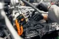Técnico calibrando el motor V8 híbrido del Bentley, promesa de eficiencia y potencia.