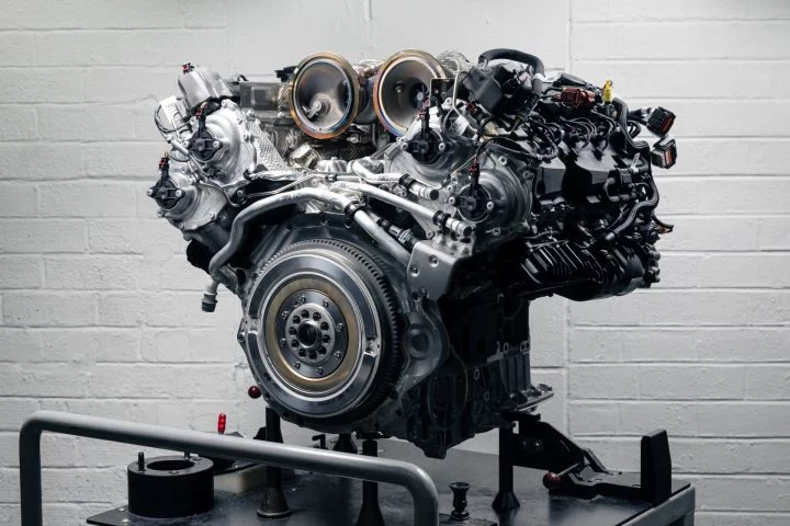 Vista detallada del motor V8 de Bentley, mostrando la calidad y complejidad de sus componentes.