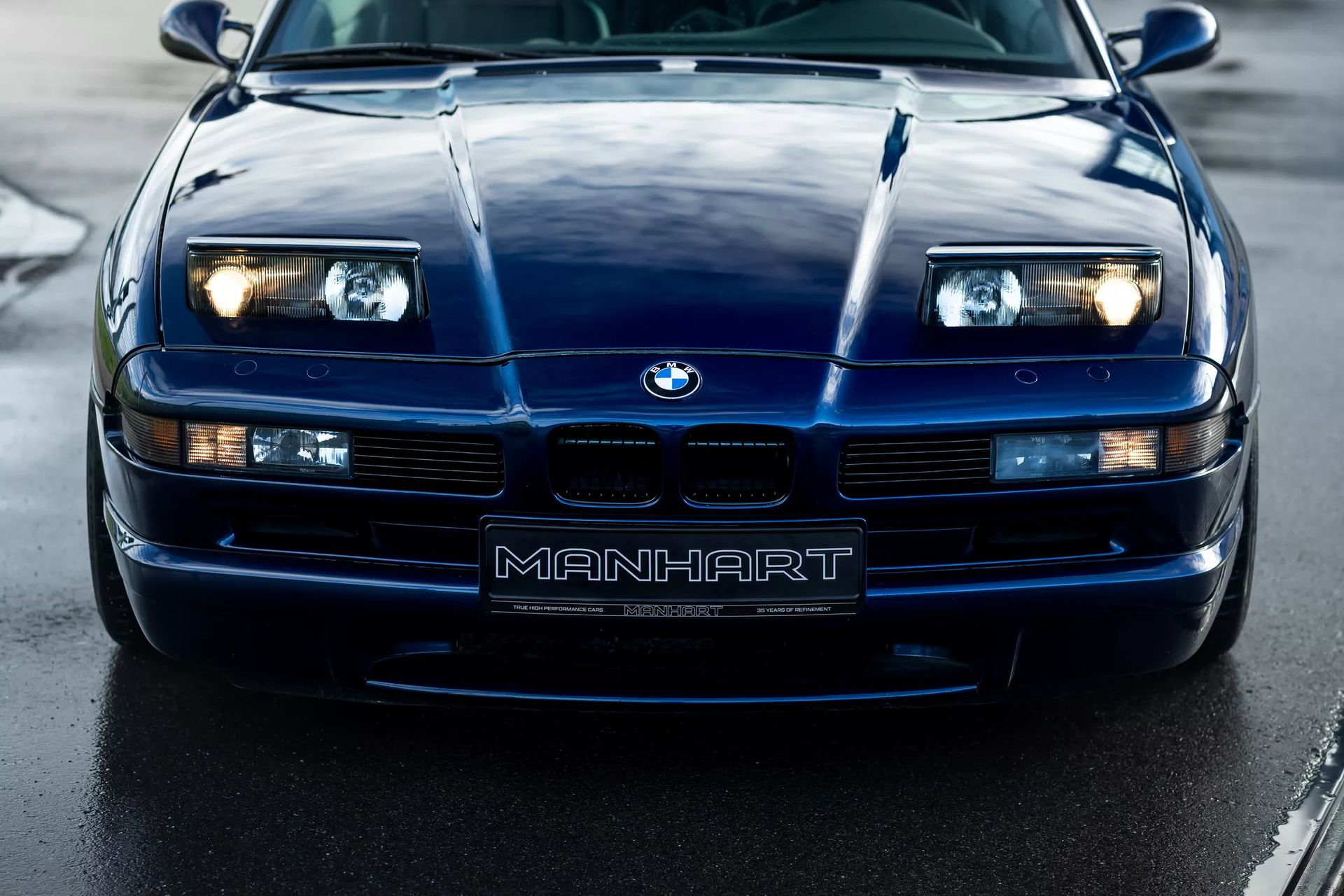 Vista frontal del BMW 850i que destila elegancia y deportividad.