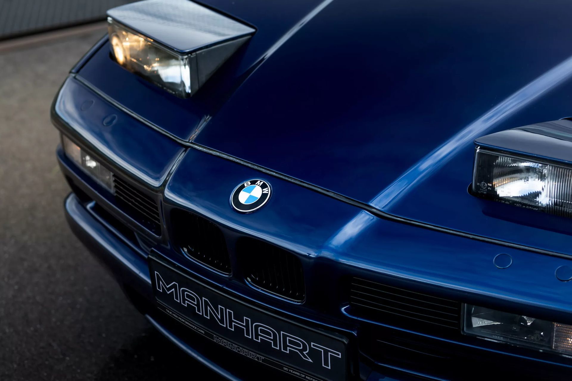 BMW 850i con motor de M5, una mezcla de elegancia y potencia deportiva.