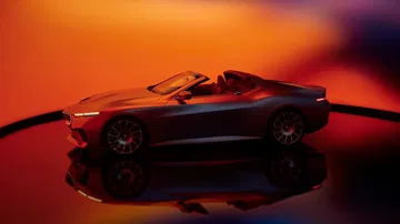 Vista trasera y lateral del BMW Concept Skytop i1, realzando su diseño futurista.