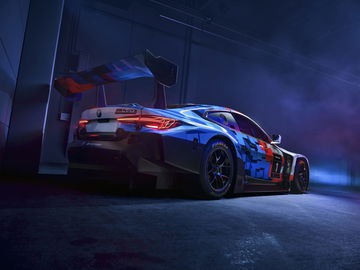 Vista trasera y lateral del BMW M4 GT3 en pista, destacando diseño y aerodinámica.