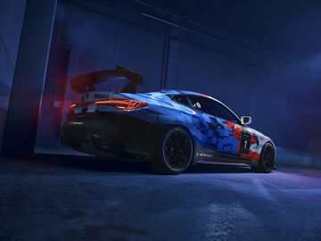 Vista trasera y lateral del BMW M4 GT3 2024 en ambiente de competición