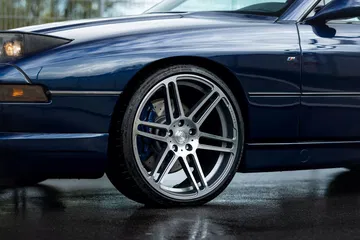 Lateral del BMW Serie 8 con llantas aftermarket elegantes