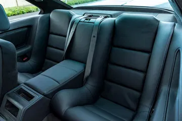 Vista de los lujosos asientos traseros del BMW Serie 8.