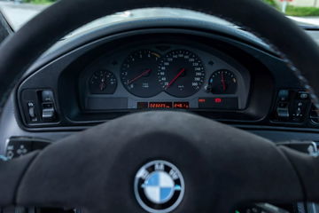 Consola central e instrumentos del BMW Serie 8 con claros indicadores analógicos.