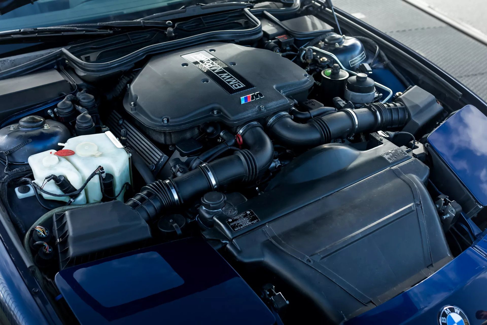 Vista del compartimiento motor BMW Serie 8 con propulsor M5
