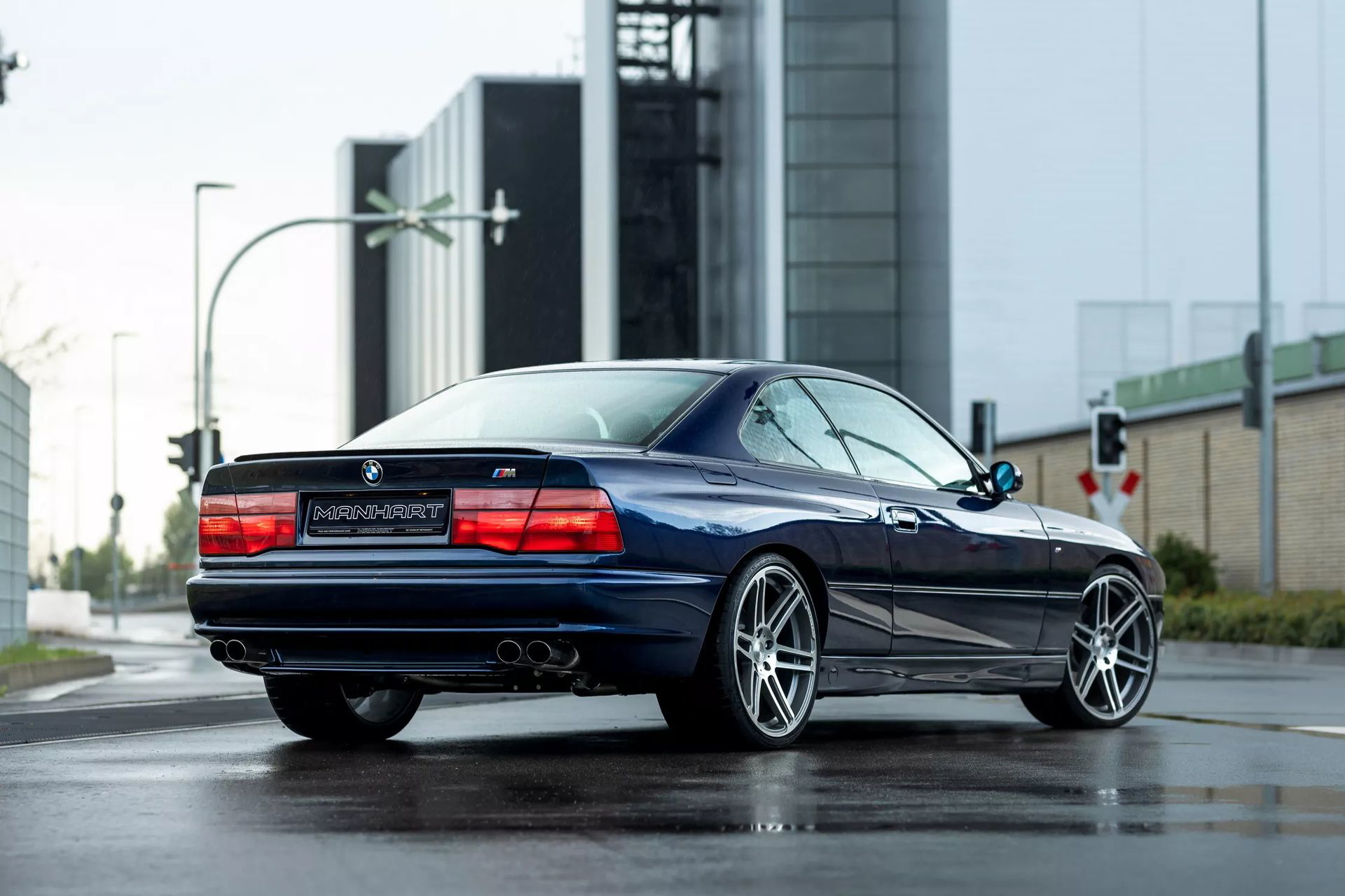 BMW Serie 8 con motor M5, ejemplar fusión de deportividad y elegancia.