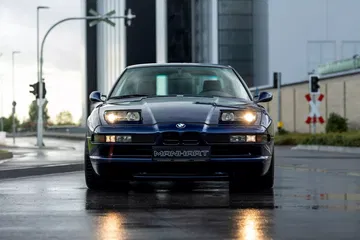 Un BMW Serie 8 que incorpora un motor M5, una mezcla de elegancia y potencia sobre ruedas.