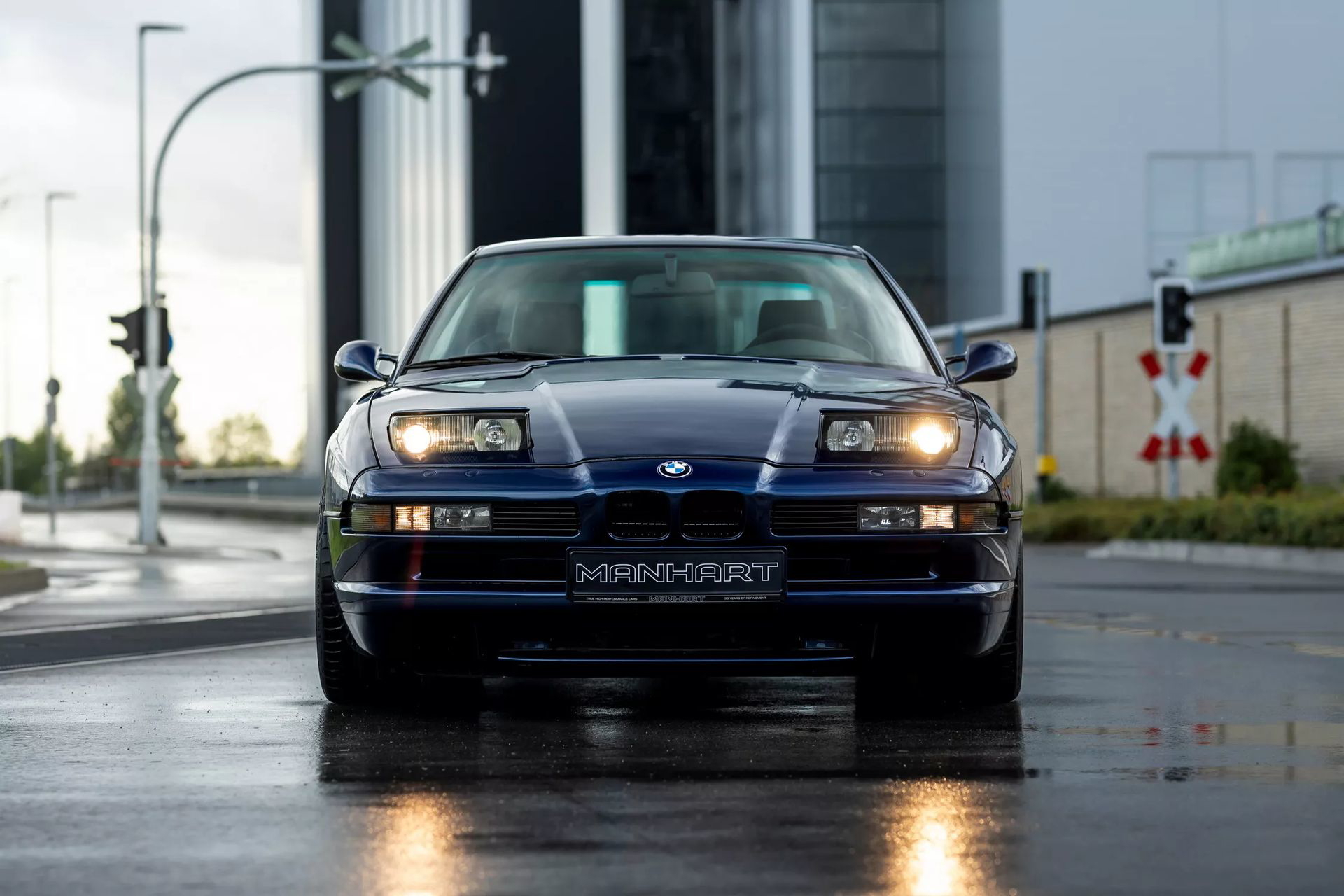 Un BMW Serie 8 que incorpora un motor M5, una mezcla de elegancia y potencia sobre ruedas.