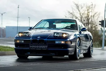BMW Serie 8 coupé con frontal agresivo y líneas laterales elegantes.