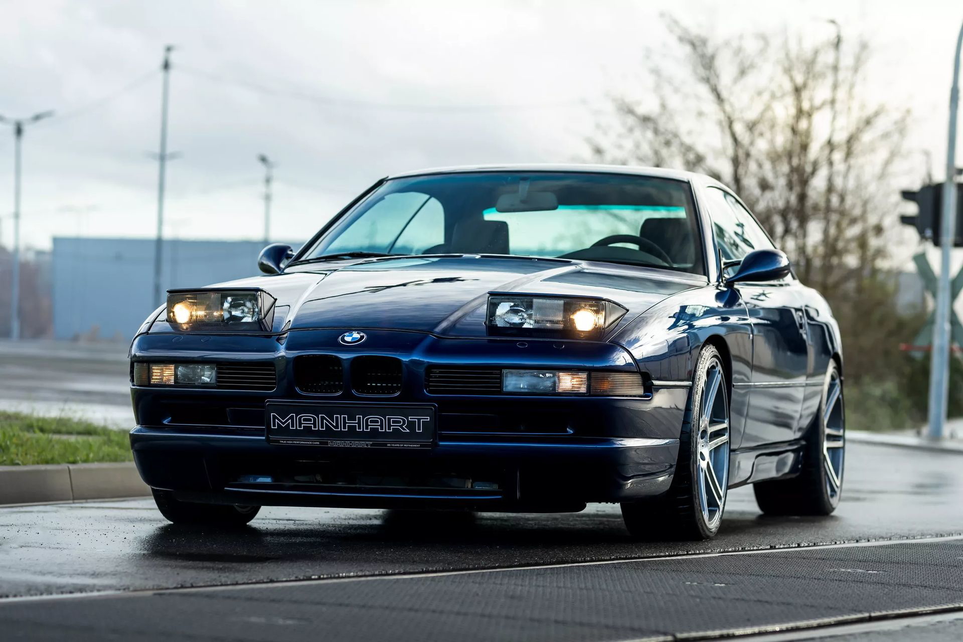BMW Serie 8 coupé con frontal agresivo y líneas laterales elegantes.