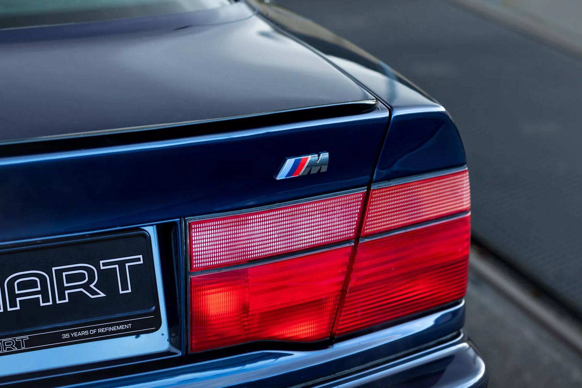 Trasera del BMW Serie 8 destacando insignias M5