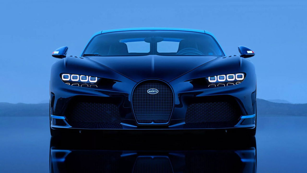 Vista frontal del Bugatti Chiron L'Ultime, epitome de potencia y elegancia.