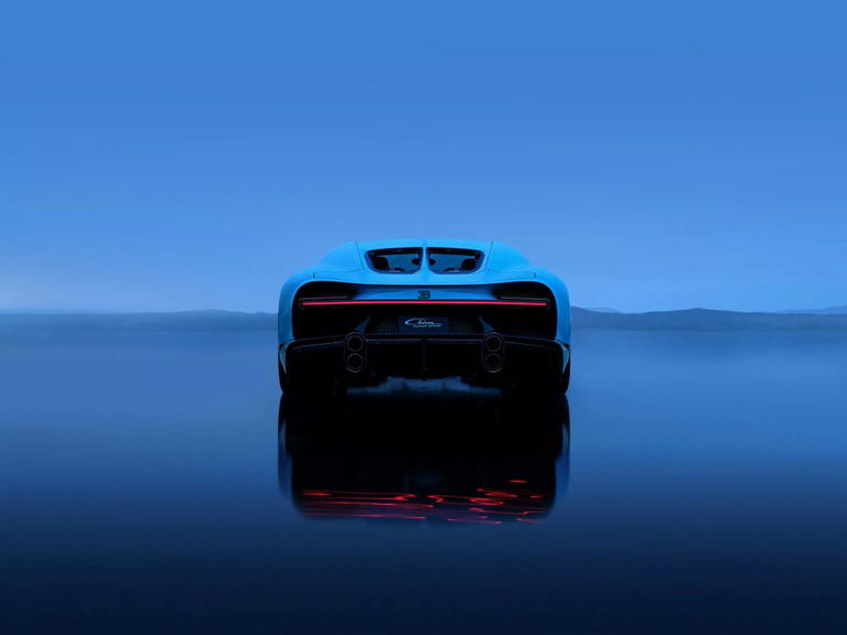 Imponente visi&oacute;n de la zaga del Bugatti Chiron L'Ultime, majestuosidad en azul.