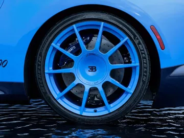 Detalle distintivo de la rueda de Bugatti Chiron L'Ultime.