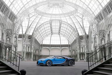 El Bugatti Chiron L'Ultime 23 posa en una majestuosa galería, irradiando exclusividad.