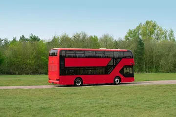 Vista lateral del BYD BD11, autobús eléctrico con diseño robusto para las calles de Londres.