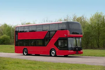 Autobús eléctrico BYD en Londres, diseño innovador y sostenibilidad.